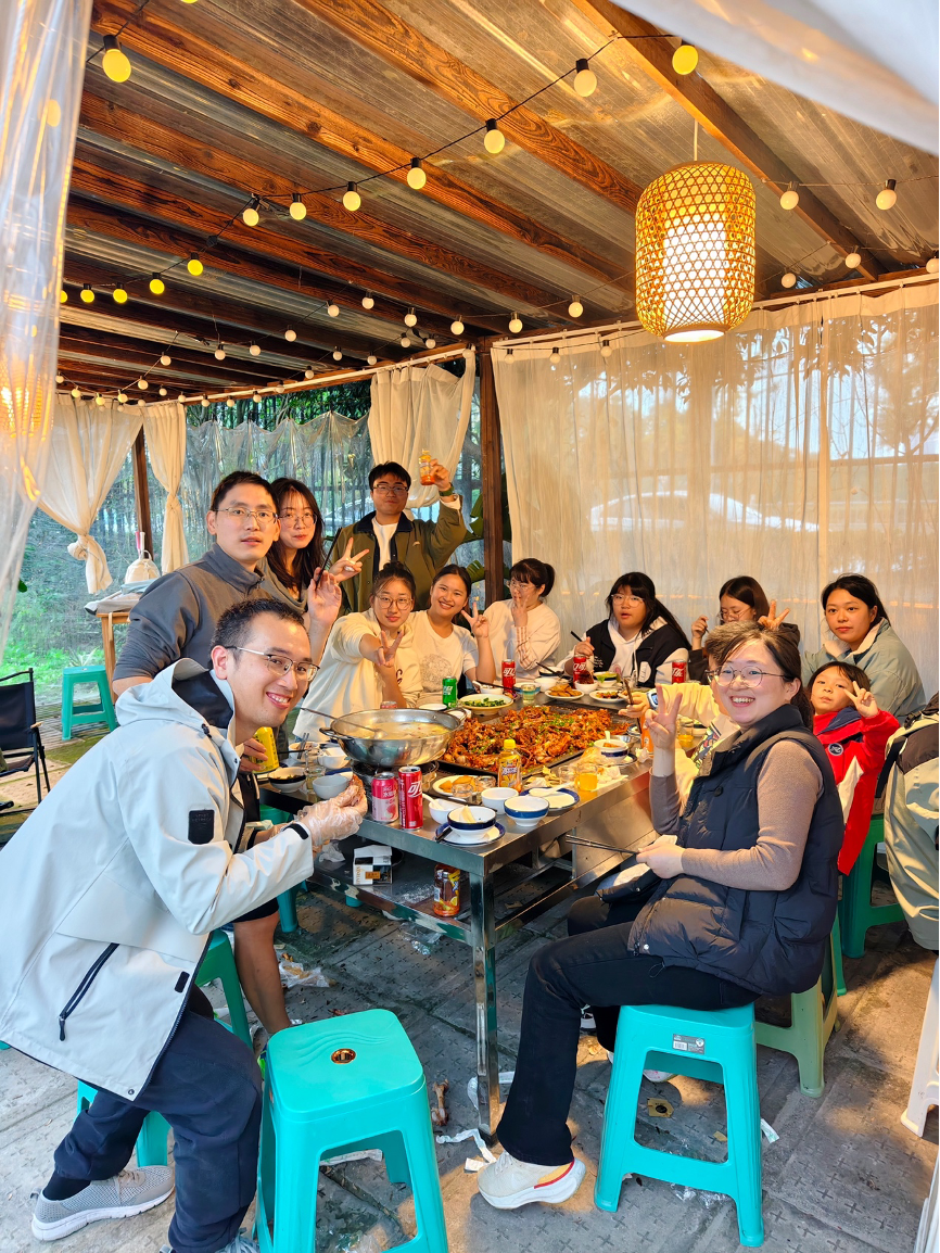 2025羽毛球团建-享受美食集体合影